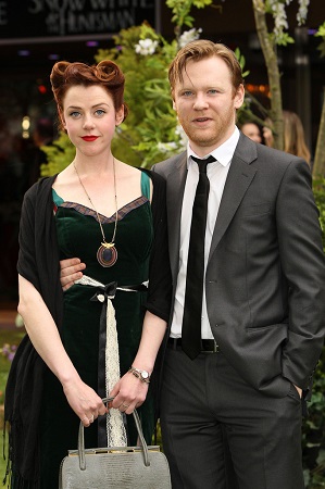 Gleeson posing with an unknown lady during the movie premiere
